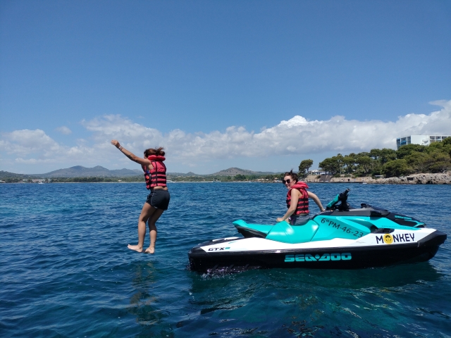  Sprung vom Motorrad ins Wasser 