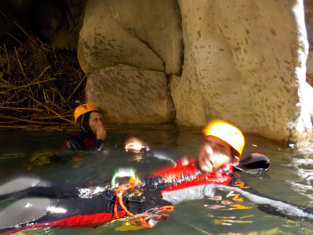 Actividad de agua en el río de Bolulla