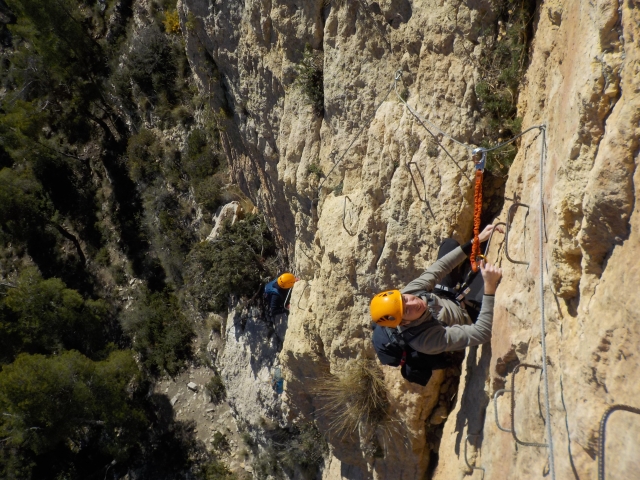 trepando en la actividad de via ferrata