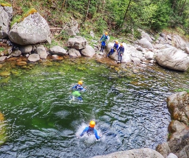  在峡谷天然泳池中沐浴 