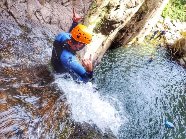  Den Wasserfall der Schlucht hinabrutschen 