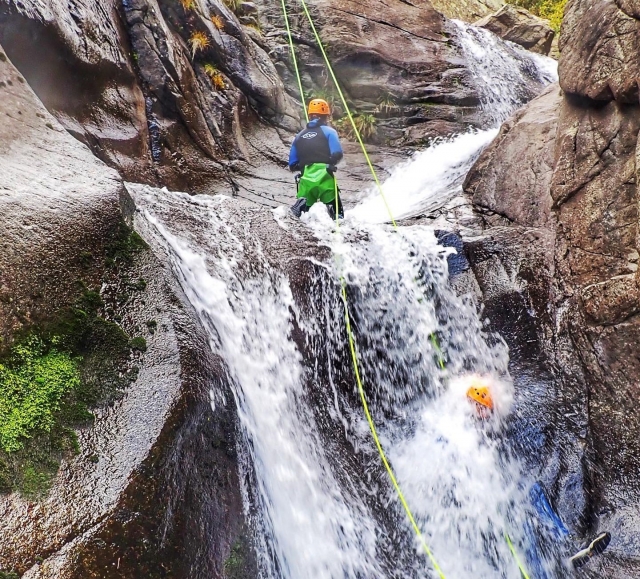  Abseilen durch das Wasser der Wasserfälle 