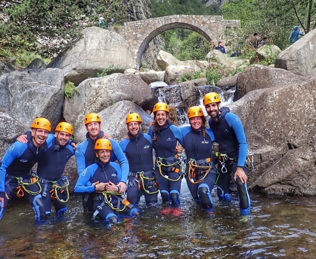  Gruppe von Freunden beim Canyoning 