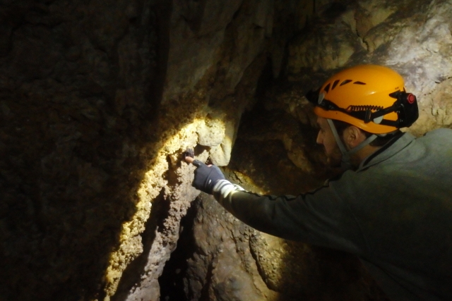  explorer l'intérieur de la grotte de Sarsa 