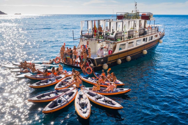  Barco com caiaques 