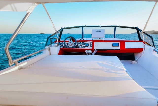  Exterior of the yacht