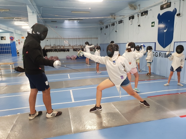 Practicando esgrima