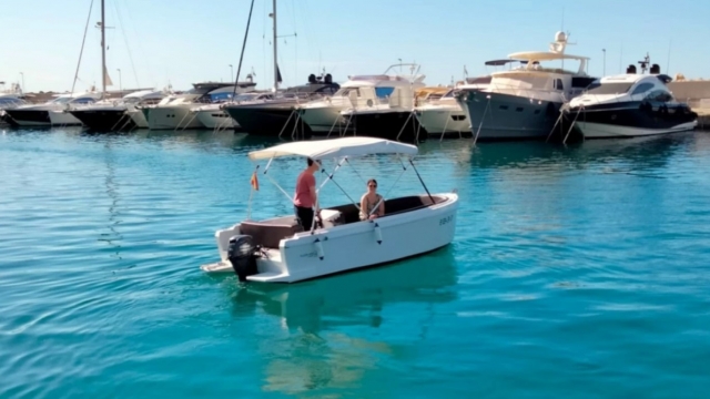  Pilotez un de nos bateaux sans permis 