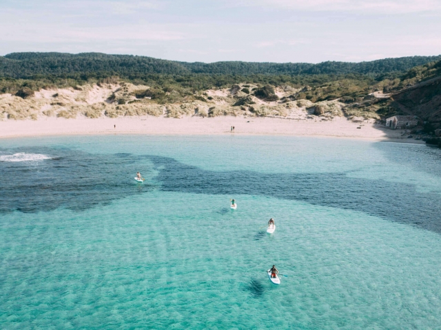 Explora las islas cristalinas de las aguas de menorca