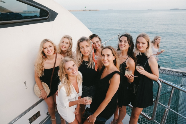 Grupo de amigas disfrutando de la experiencia