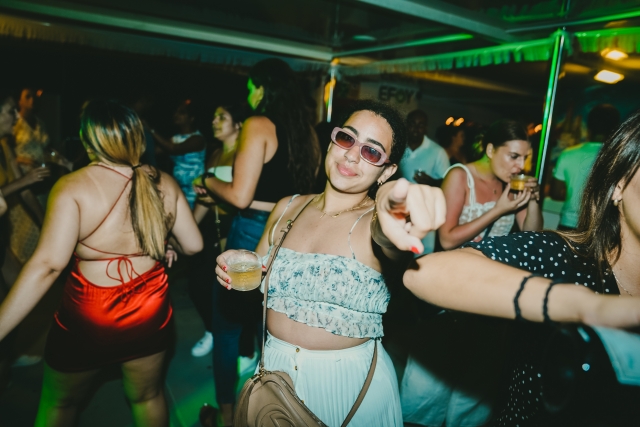 Fiesta en el barco por la noche