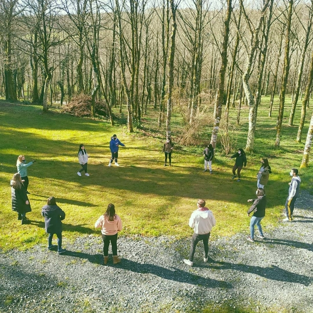  Doing group activities 