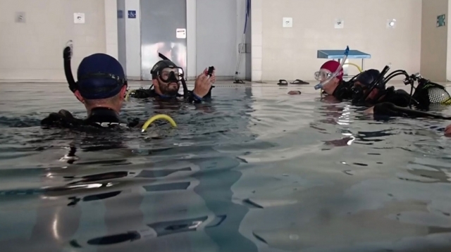  Dans le piscine 