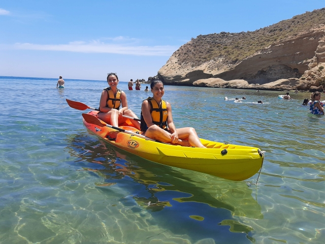  Kayak together 