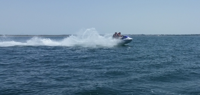 Surcando el mar en moto de agua