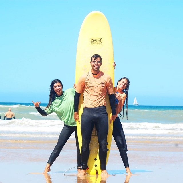Disfruta de una clase de surf con amigos