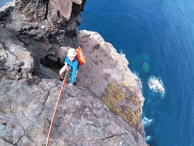  Après la descente en rappel, vous finirez par vous immerger dans la mer