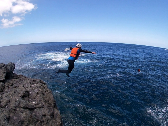  Sauter dans l'eau depuis les falaises d'Agaete 