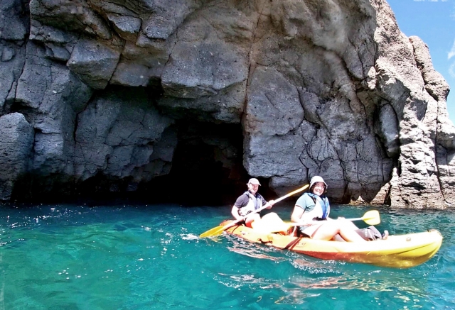 Descobrir as grutas de Mogan em caiaque 