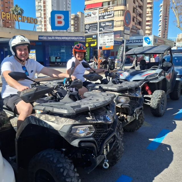  Pronti per intraprendere un viaggio in quad 