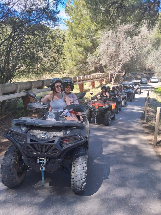  Guida il quad con i tuoi amici attraverso Alicante