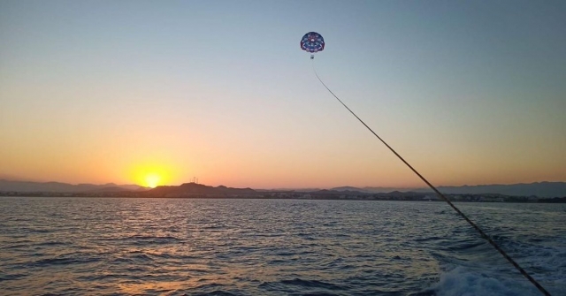 Contemplando el atardecer haciendo parascending