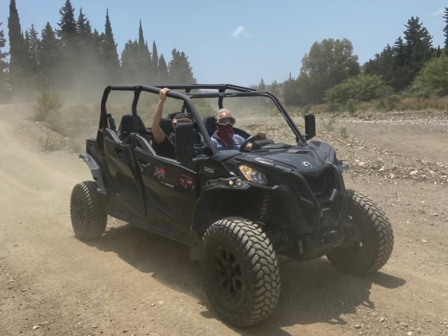 Levantando polvo tras el buggy