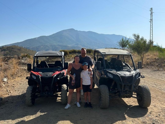 Grupo listo para la aventura con los buggies