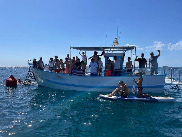 Monta una buena fiesta a bordo de la embarcación