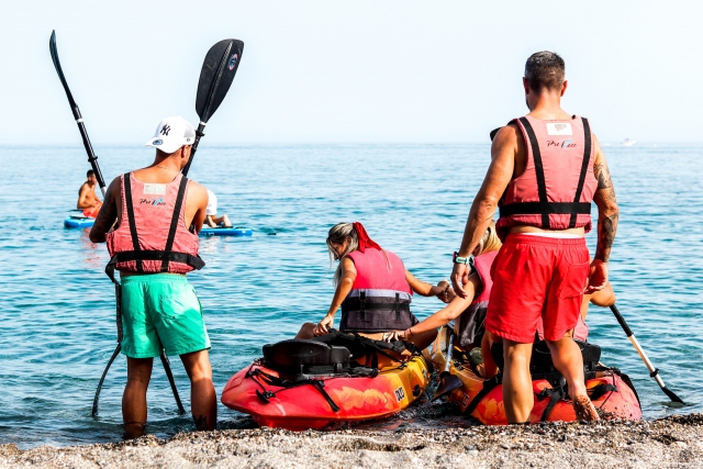 Preparando los kayaks para la aventura