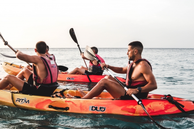 Súbete a nuestros kayaks con tus amigos