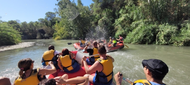 Groupe pratiquant le rafting 