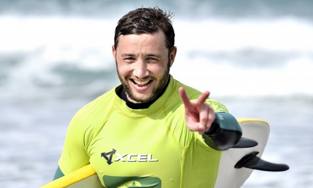  Happy student knowing how to surf 