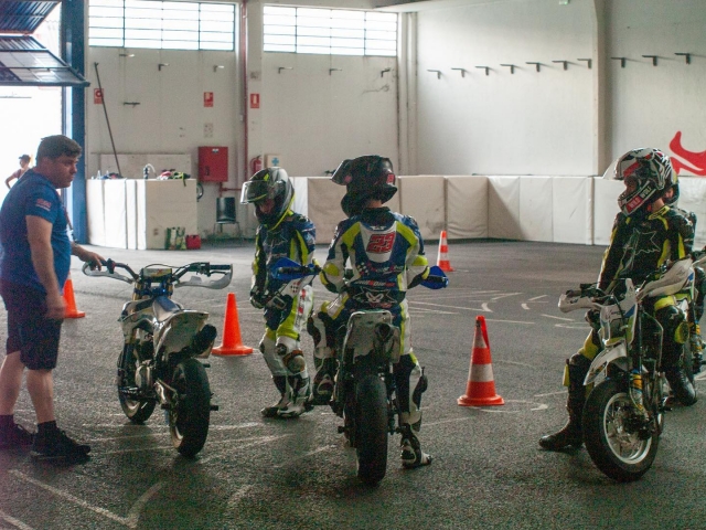  Listening to the instructor 