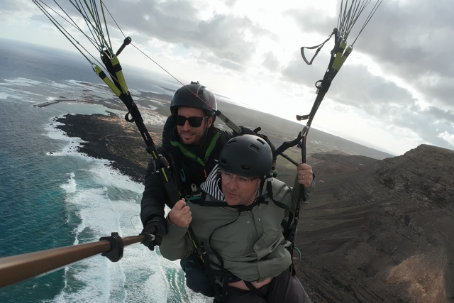  杂技滑翔伞飞行 