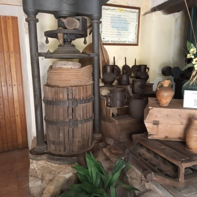  Barrica velha juntamente com outros objectos antigos 