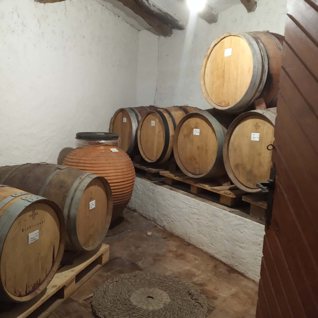  Barris com vinho empilhados no armazém 