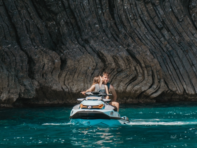 Una pareja disfrutando de las motos de agua