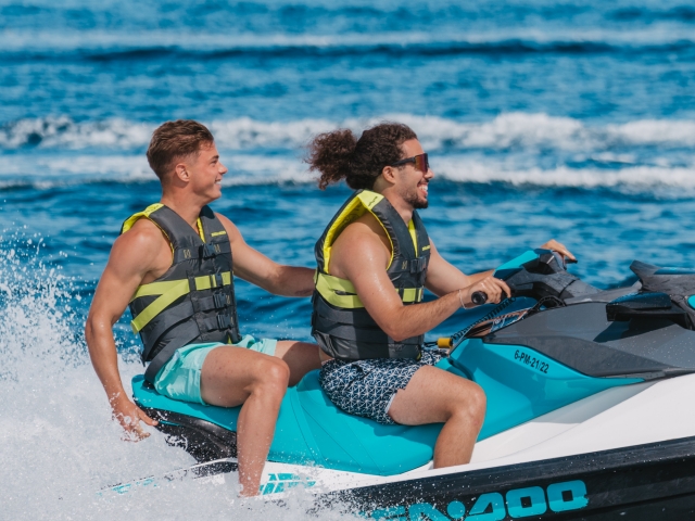 Amigos en jet ski