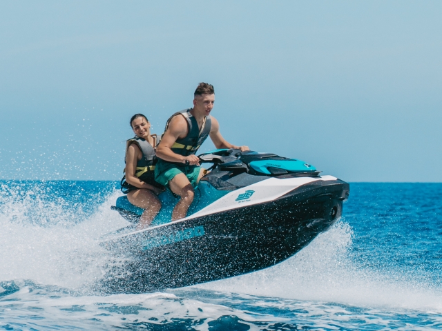 Saltando con la jet ski