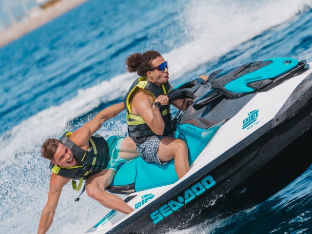 Toca el agua desde el jetski