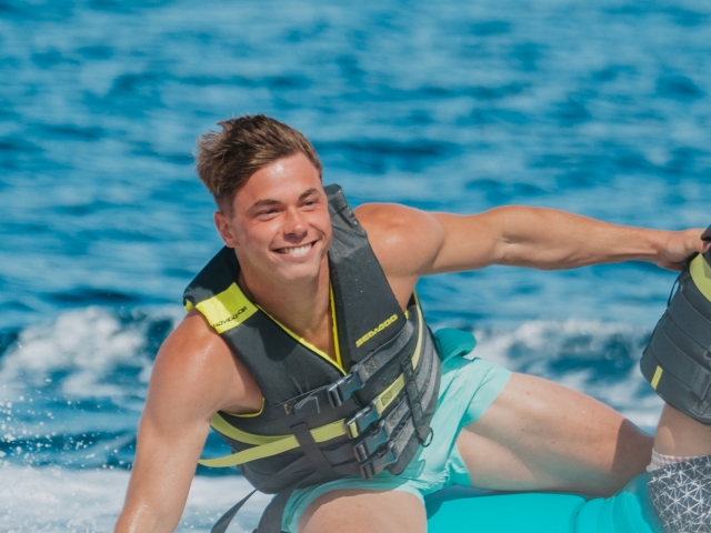  Enjoy aboard the jetski 