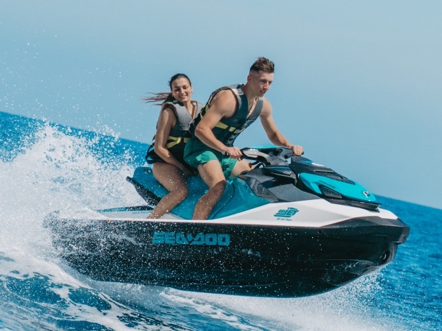 Moto de agua a toda velocidad