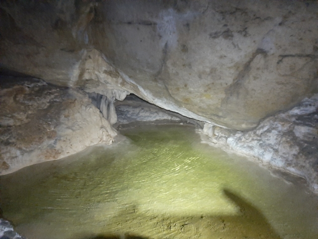 Interior de una cueva con agua