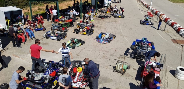 Los mecánicos reparan los karts y los ponen a punto