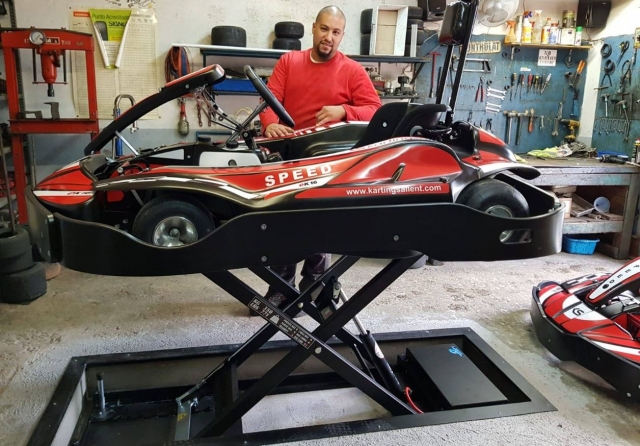 Uno de nuestros mecánicos reparando un kart