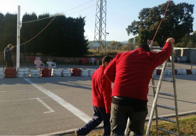  Operatori che preparano il circuito 
