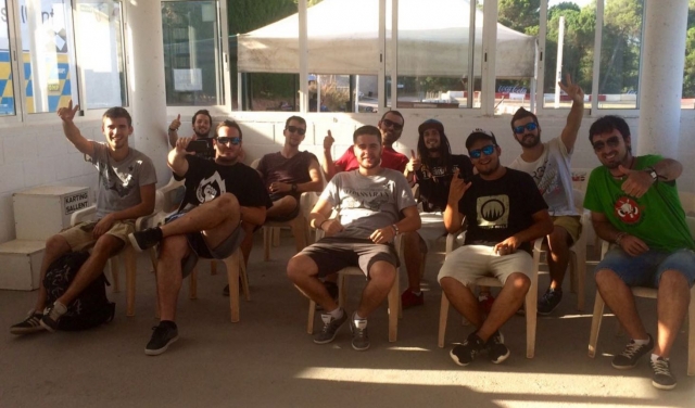  Un gruppo di amici in attesa del risultato dei tempi 