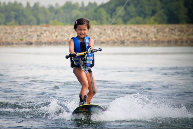 Sí, hasta los más pequeños pueden practicar wakeboard