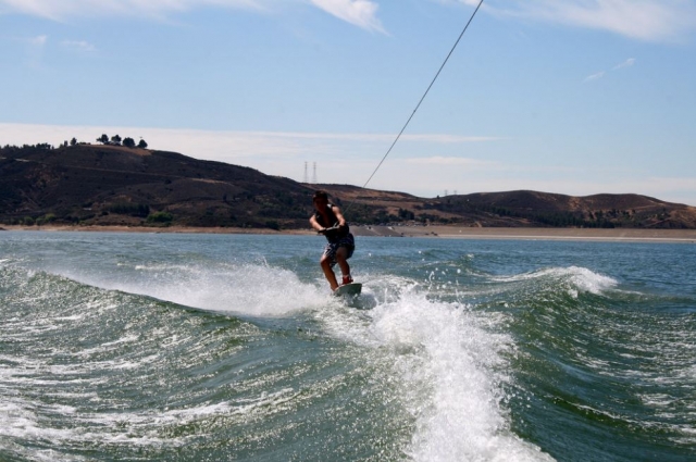 Impresiona ver las olas que se levantan cuando uno practica wakeboard